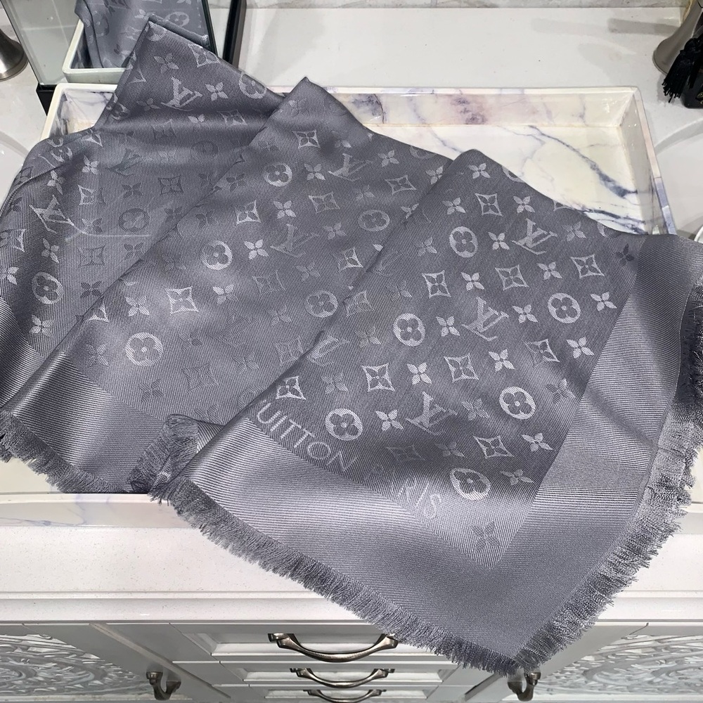 Authentic Louis Vuitton $710 NWOT Grey  Monogram Shawl/Wrap M77629